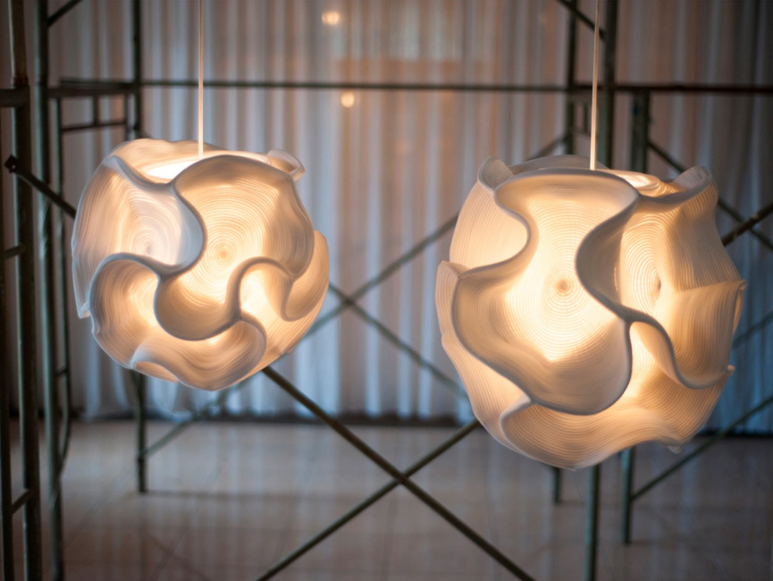 KEMBANG PENDANT LAMP Questa collezione di luci eterea é interamente realizzata a mano utilizzando cerniere che creano simmetrie interrotte ed al tempo stesso sinuose atmosfere. Illuminazione accessori arredo bagno Cipí