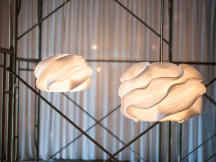 MEKAR PENDANT LAMP Questa collezione di luci eterea é interamente realizzata a mano utilizzando cerniere che creano simmetrie interrotte ed al tempo stesso sinuose atmosfere. Illuminazione accessori arredo bagno Cipí