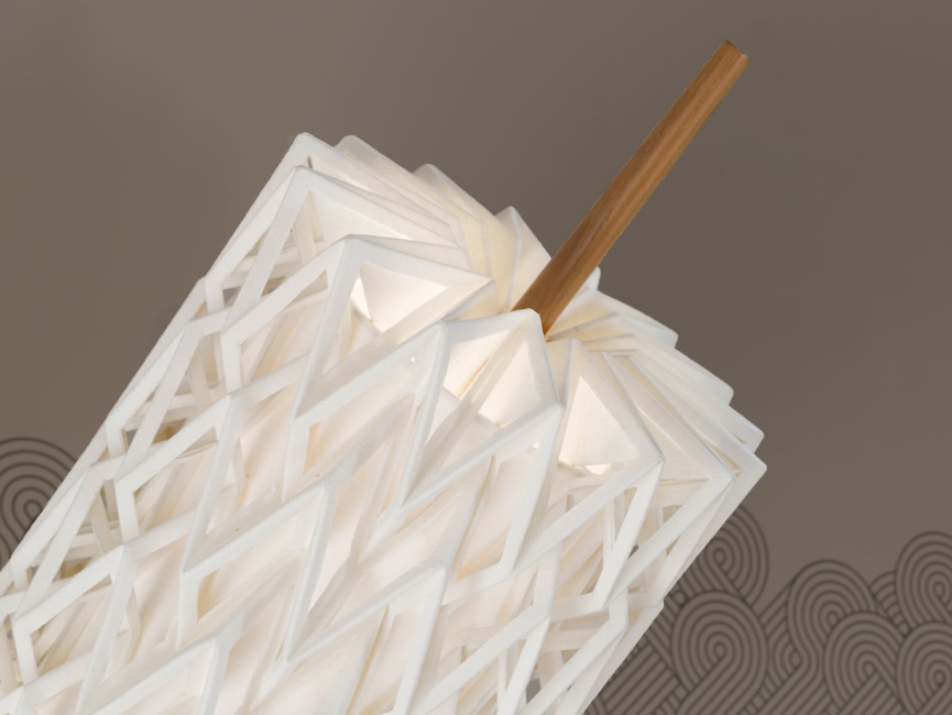 THISTLE STANDING LAMP Ispirato dal fiore nazionale Scozzese il Cardo e dall'intrigante arte dell'Origami Giapponese Scorci di luce penetrano attraverso i disegni geometrici creando un dinamico gioco di luci ed ombre Illuminazione accessori arredo bagno Cipí