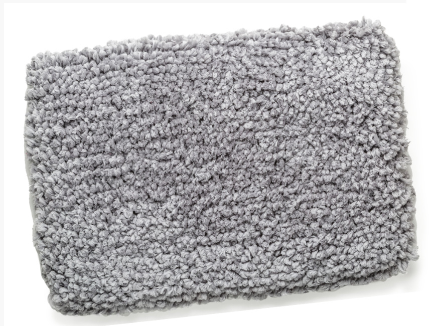 NUVOLA GRIGIO GG Cotone 100% per il tappeto bagno extra soffice ad alto spessore. Fondo ribattuto per una maggiore tenuta e rifinitura orlata in tela bianco ecrú grigio perla fucsia bordeaux e bluette Tappeti accessori arredo bagno Cipí