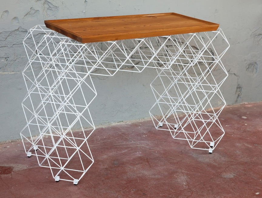 DIVA CONSOLLE Consolle costruita su una struttura realizzata di tondini di metallo piegati manualmente uno ad uno e saldati artigianalmente a creare un gioco di geometrie. Piano in Teak cerato con bordo esterno rialzato. Serie Feel Good Mobili Bagno Cipí