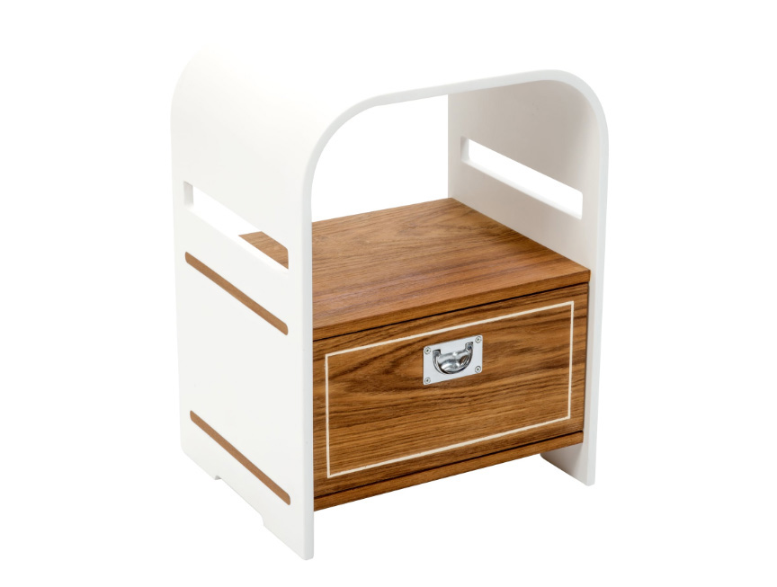 STOOL AQUATEAK Lo sgabello Stool Aquateak sposa la praticitá della seduta in LG-Hi Macs® bianco Sail alla funzionalitá di un piano e di un cassetto contenitore in Teak Burma lavorato con le stesse fughe di Top e Piatto Doccia. Maniglia in ottone cromato di derivazione nautica e guide in metallo per la chiusura rallentata del cassetto. Serie White Diamond Mobili Bagno Cipí