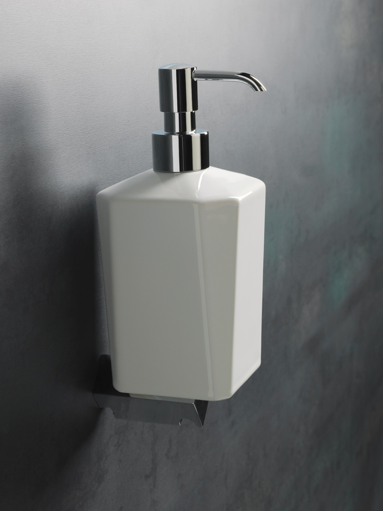 FL30 serie FLUID Dosatore sapone liquido a parete finitura cromo o ottone naturale Accessori Moderni Arredo Bagno Stilhaus