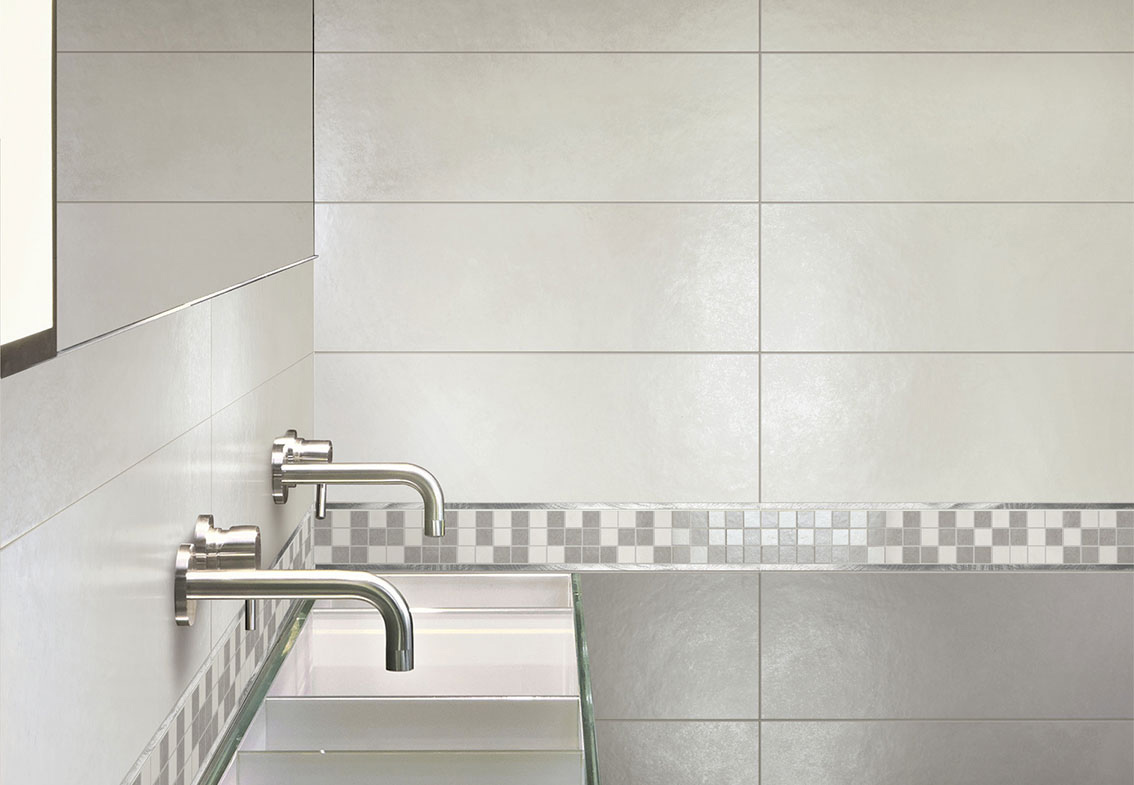 Wall: Bianco 25x75 / Grigio 25x75 / Metal Liner 1x75 / Cold Mosaico 29,5x29,5 Serie Materia Rivestimento Arpa Ceramiche Piastrelle & Mosaici