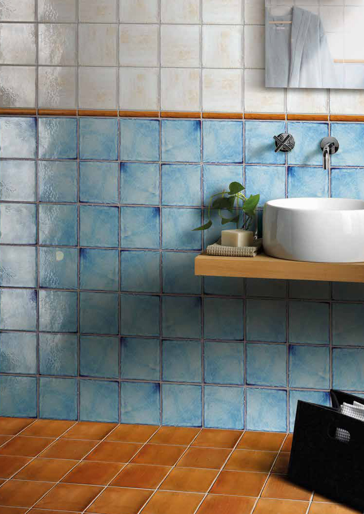 Wall: Vallauris Azzurrato 20x20 + Vallauris Bianco 20x20 + Listello Cotto Cerato 3x20 Floor: Cotto Cerato 20x20 Serie I Cotti Fatti a Mano Cerasarda Piastrelle & Mosaici